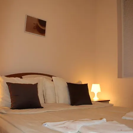 Charming One Bed 423 In Main Flora Building *
