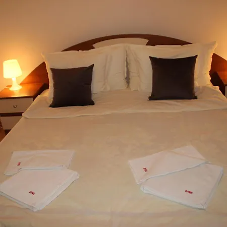 Charming One Bed 423 In Main Flora Building *