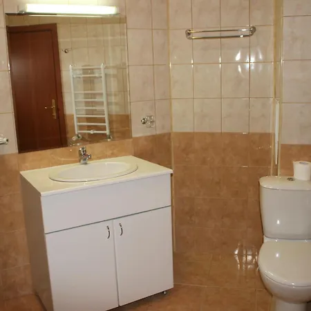 Charming One Bed 423 In Main Flora Building 아파트 보로베츠