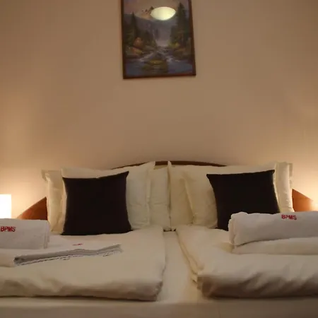 Charming One Bed 423 In Main Flora Building