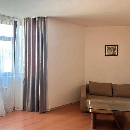 Charming One Bed 423 In Main Flora Building