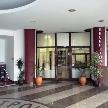 Charming One Bed 423 In Main Flora Building 아파트 *