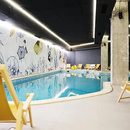 Charming One Bed 423 In Main Flora Building Apartment