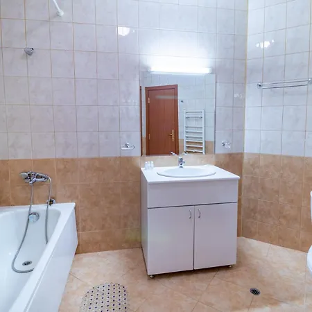 Charming One Bed 423 In Main Flora Building