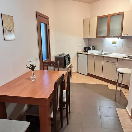 Charming One Bed 423 In Main Flora Building Διαμέρισμα