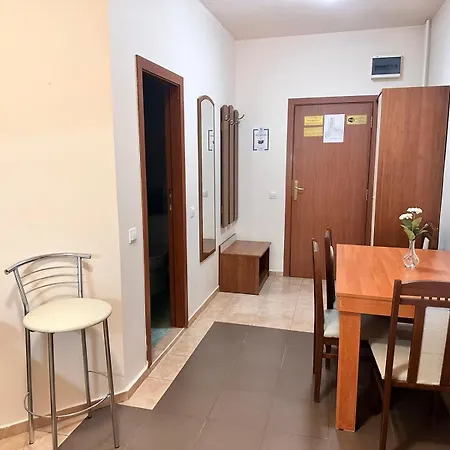 Charming One Bed 423 In Main Flora Building *