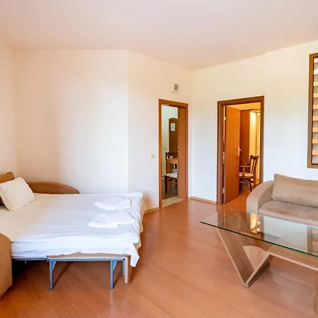 Charming One Bed 423 In Main Flora Building