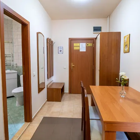 Charming One Bed 423 In Main Flora Building Διαμέρισμα