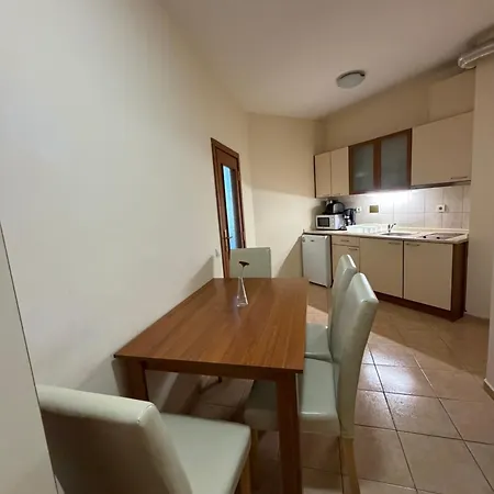 Charming One Bed 423 In Main Flora Building