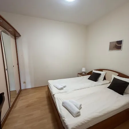 Charming One Bed 423 In Main Flora Building 아파트 보로베츠