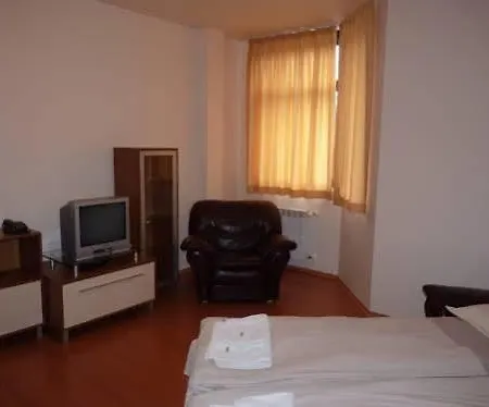 Charming One Bed 423 In Main Flora Building *