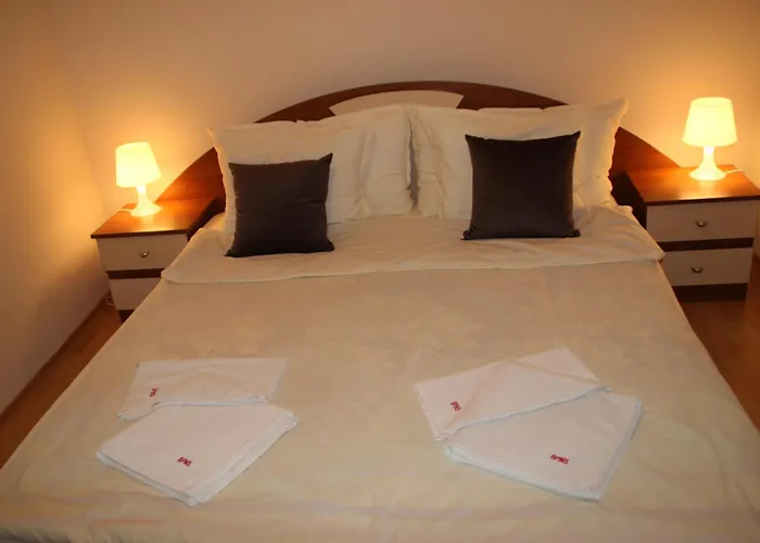 Charming One Bed 423 In Main Flora Building *