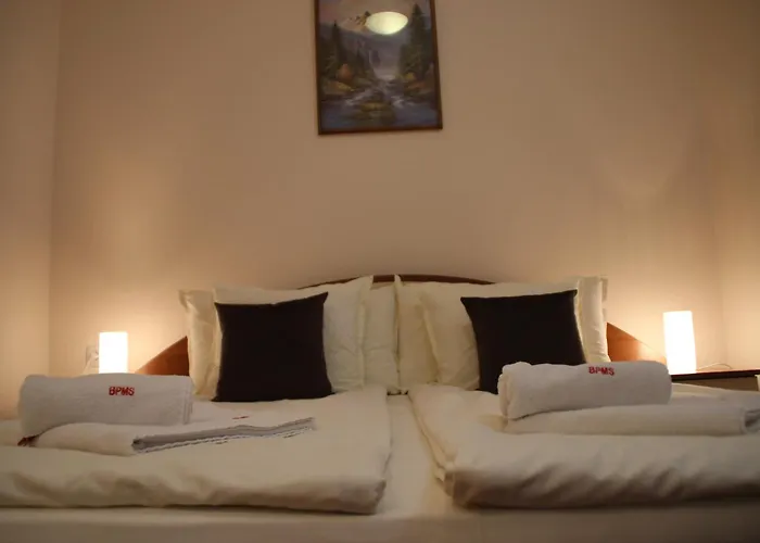 Charming One Bed 423 In Main Flora Building