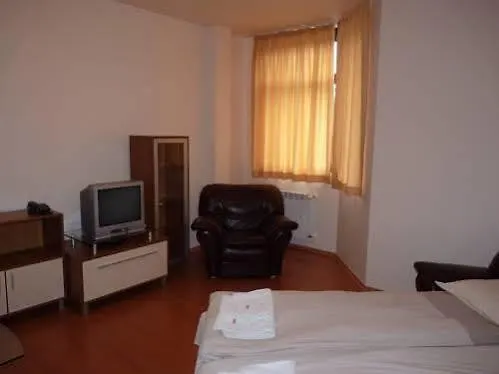 Charming One Bed 423 In Main Flora Building *